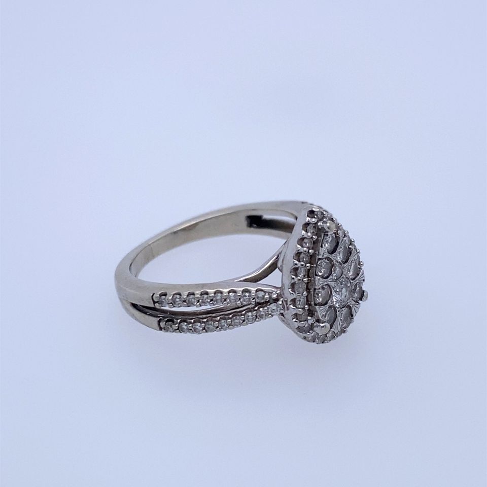 14K White Gold Pear Design Ring with Diamond's