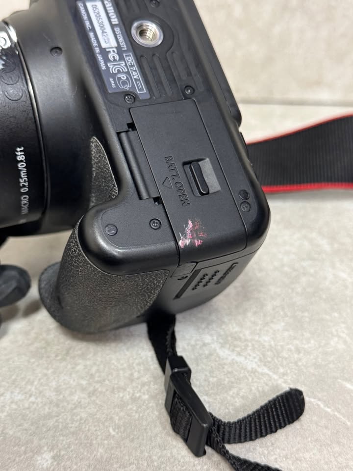 Canon EOS Rebel T4i 18.0MP DSLR Camera W/ EFS 18-55mm Lens Included