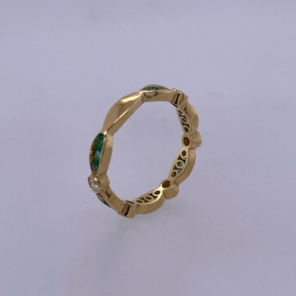 18k Yellow Gold Emerald Womans Band