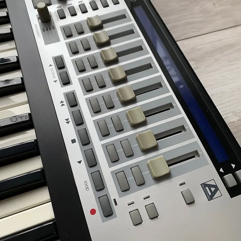 Novation ReMOTE 61 SL MIDI Controller 2006 Keyboard