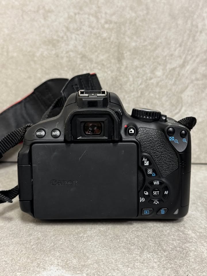 Canon EOS Rebel T4i 18.0MP DSLR Camera W/ EFS 18-55mm Lens Included