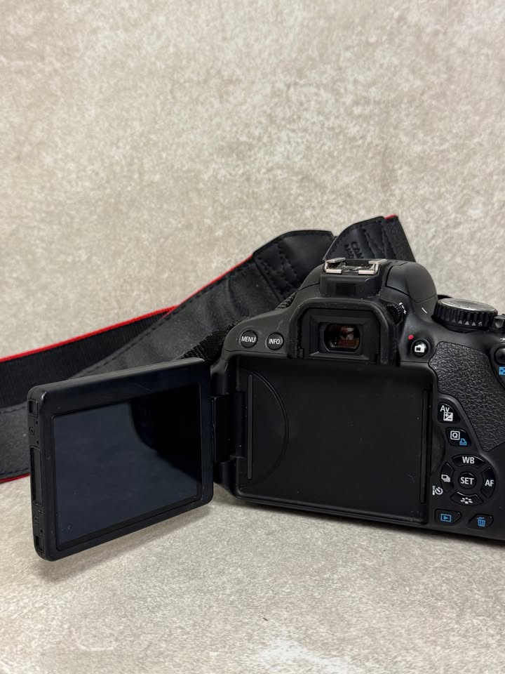 Canon EOS Rebel T4i 18.0MP DSLR Camera W/ EFS 18-55mm Lens Included