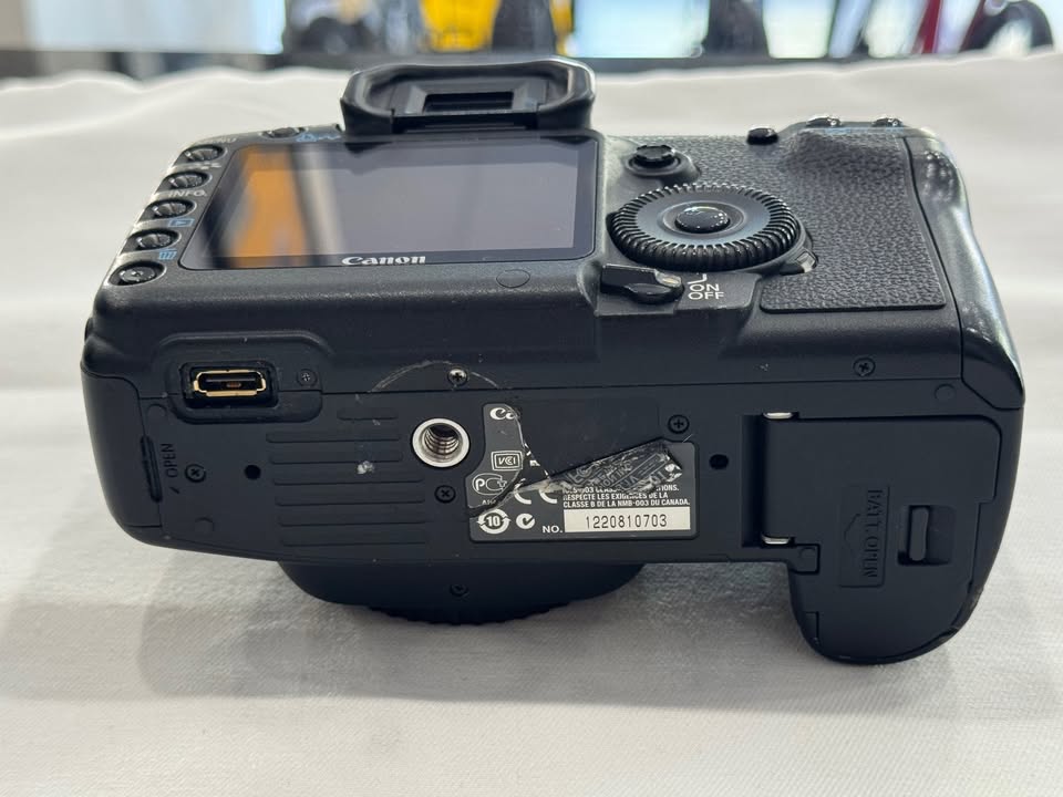 Canon EOS 5D Mark II 21.1MP Digital SLR Camera