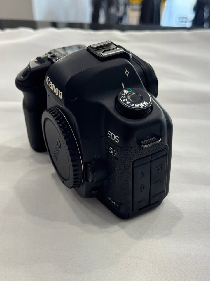 Canon EOS 5D Mark II 21.1MP Digital SLR Camera