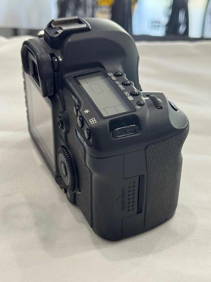 Canon EOS 5D Mark II 21.1MP Digital SLR Camera