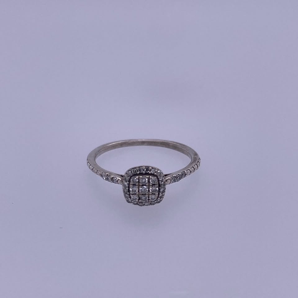 925 Sterling Silver Ladies Ring W/ Round Diamond Stones