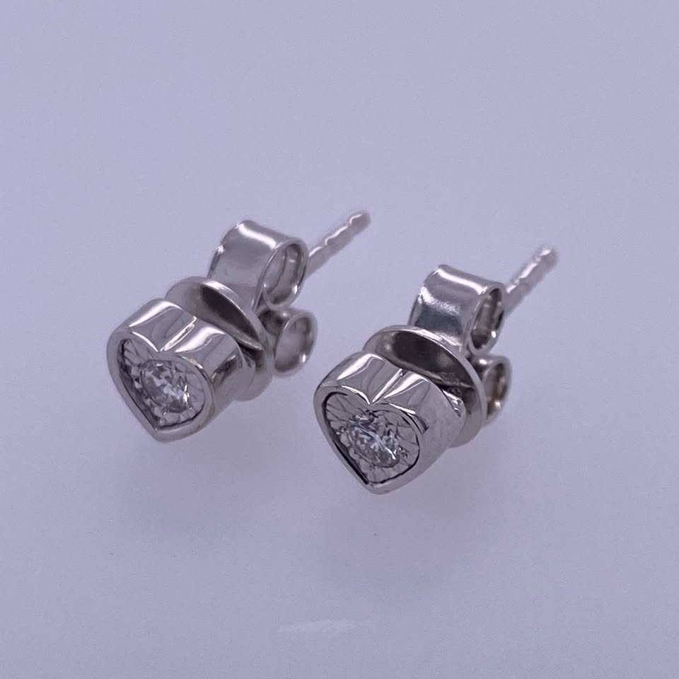 14k White Gold Ladies Heart Stud Diamond Earrings