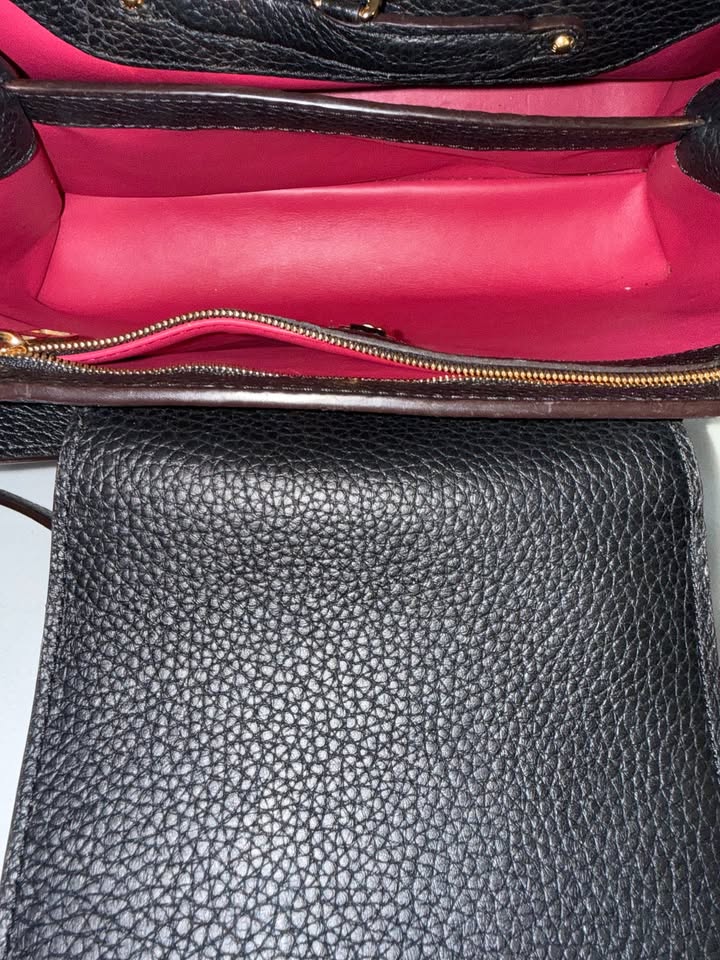 Louis Vuitton Capucines MM Leather Crossbody Bag-M42259